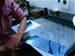 Wegwischen der Druckfarbe von der Druckplatte