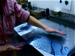 Wegwischen der Druckfarbe von der Druckplatte